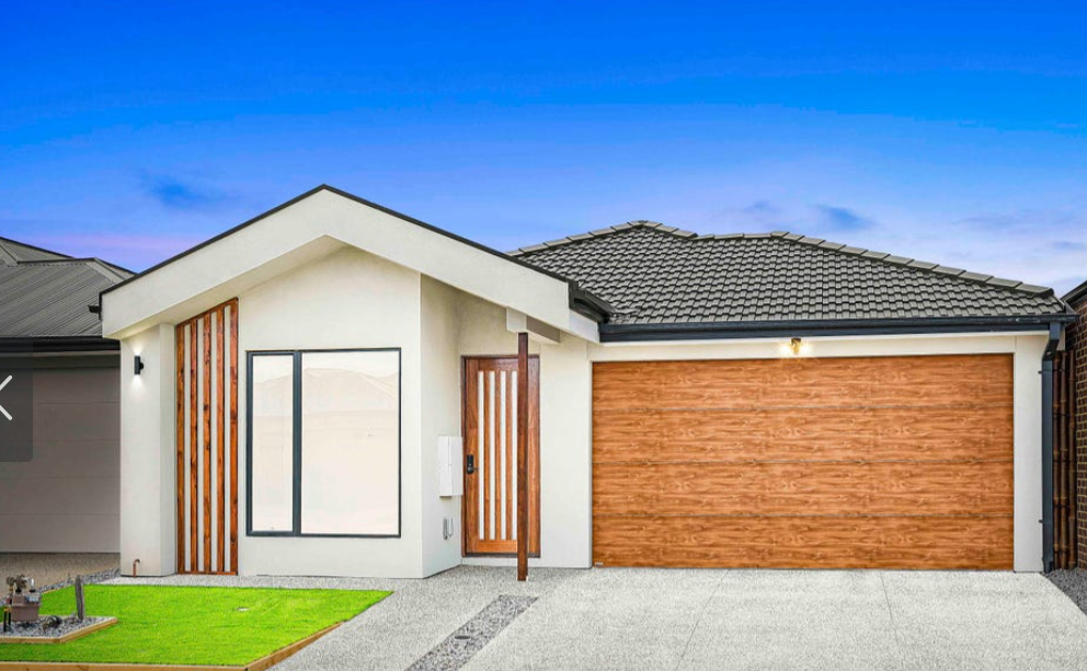 Modern custom home construction in Victoria